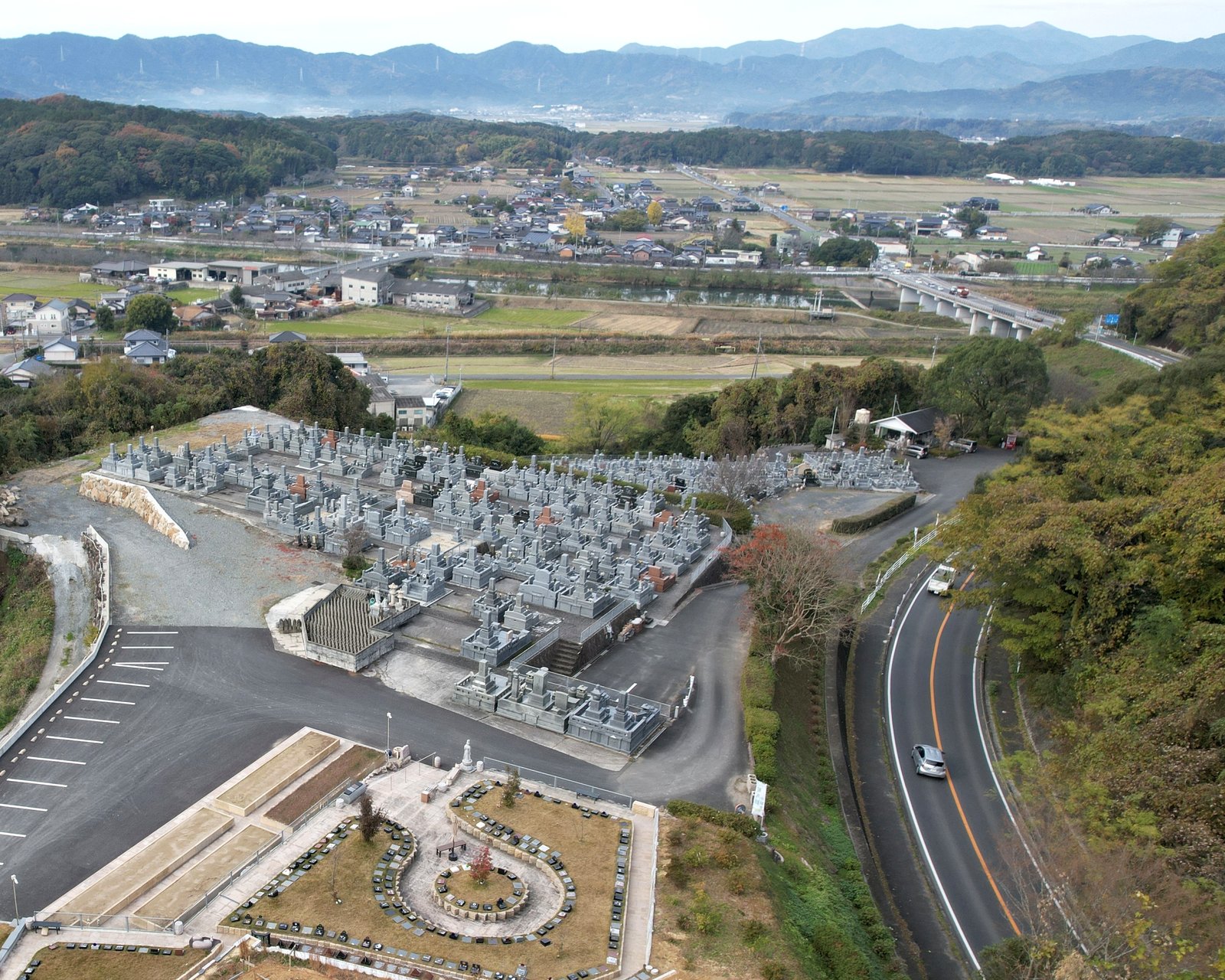 大将山の山頂から霊苑全体を望む（ドローン空撮）
