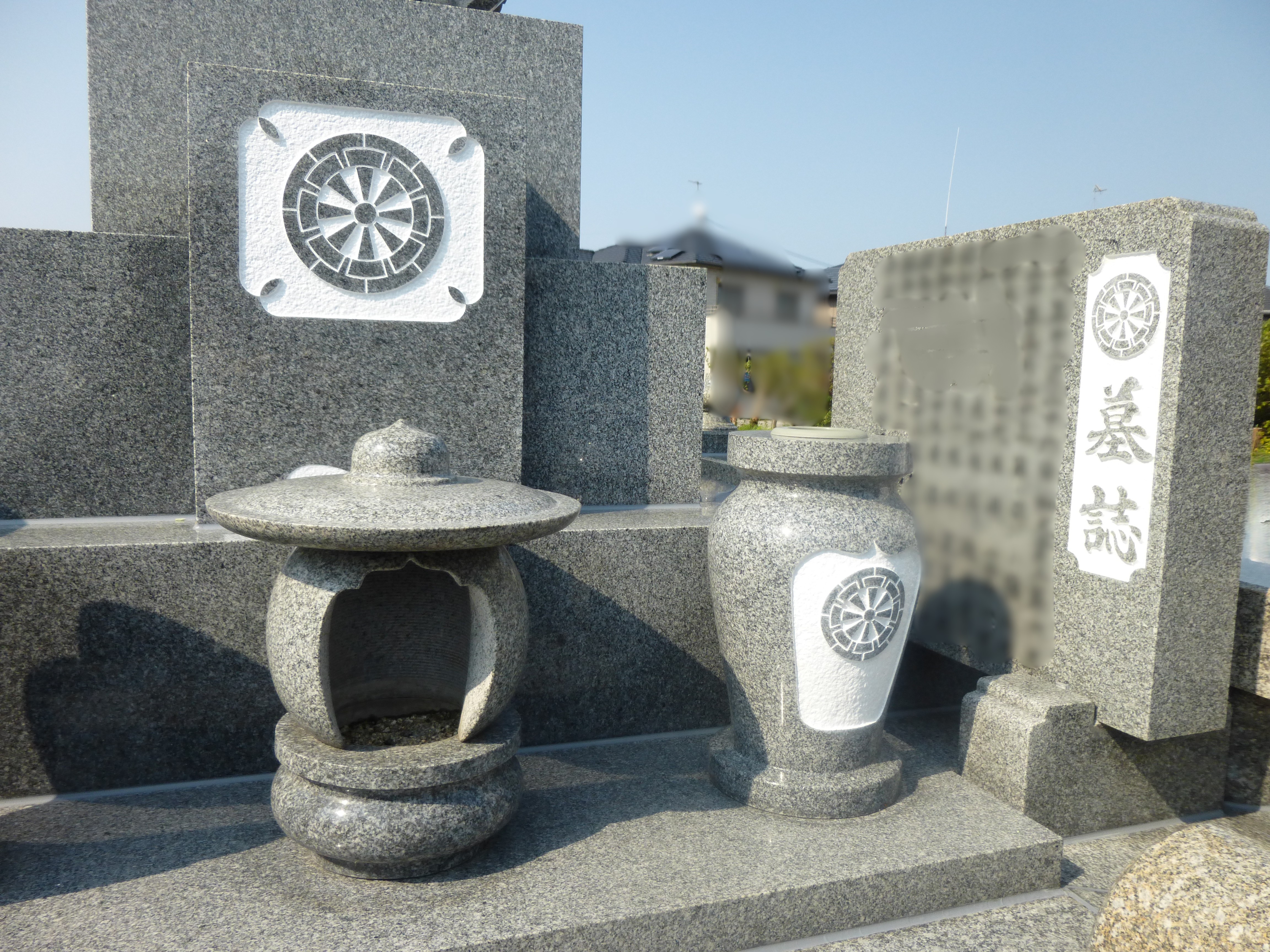 色入れ施工後 家紋や文字がくっきり鮮やかになった墓石